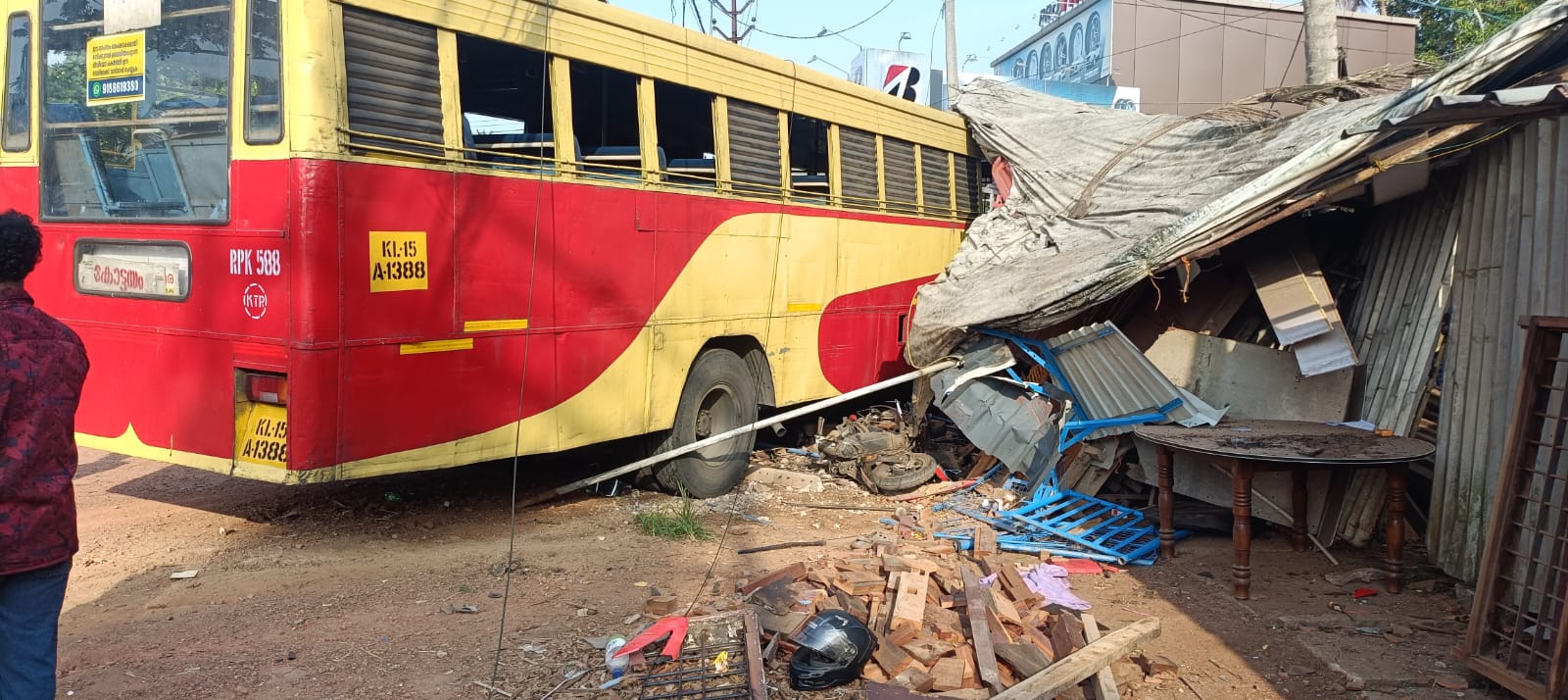കെഎസ്ആർടിസി
ബസ്സും ഇരുചക്ര വാഹനങ്ങളും കൂട്ടിയിടിച്ച് 6 പേർക്ക് പരുക്ക്
